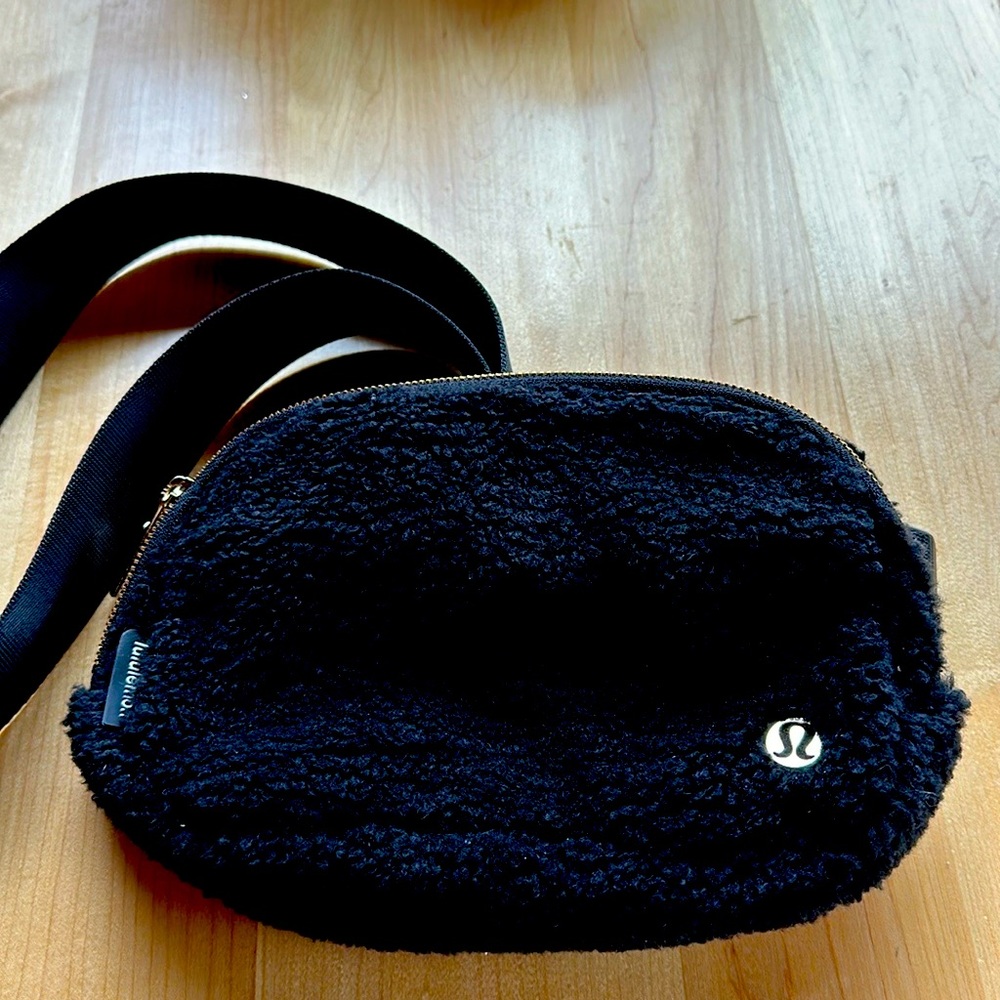 LULULEMON Everywhere Belt Bag FLEECE
Sherpa BLACK GOLD HARDWARE